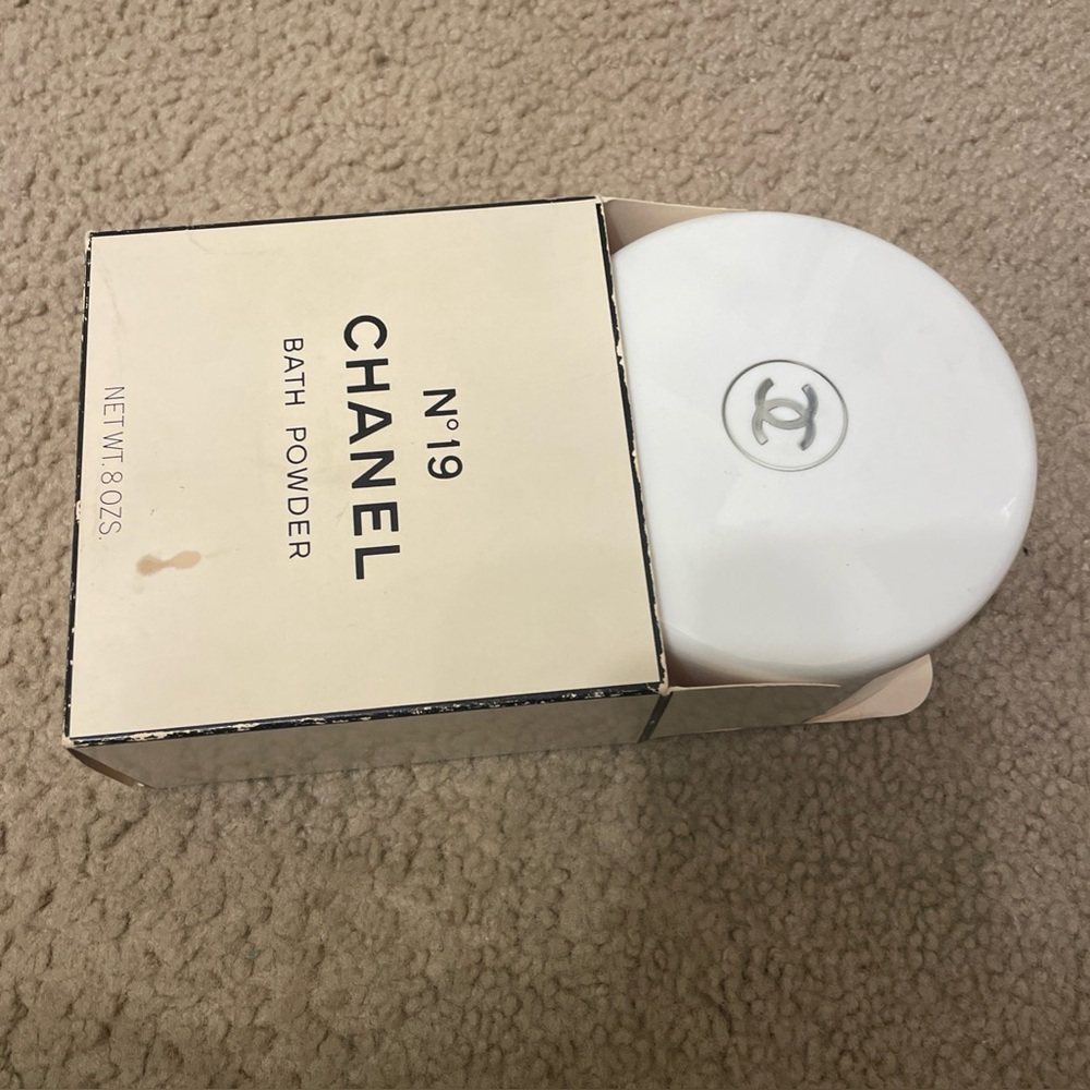 CHANEL No 19 BATH POWDER 8 OZS vintage hard to find